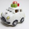 Ceramiczna ozdoba bożonarodzeniowa auta z choinką na dachu,lampki led, wys 8,5 cm