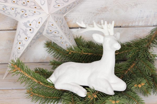 Biały leżący renifer brokatowy-ozdoba bożonarodzeniowa wys 15 cm