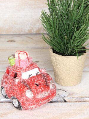 Ceramiczna ozdoba bożonarodzeniowa auta z choinką na dachu,lampki led wys 8,5 cm