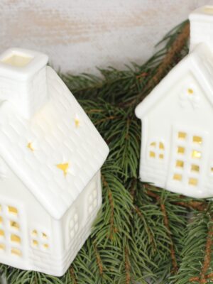 Dekoracyjny domek świąteczny ceramiczny podświetlany lampką led wys 12 cm