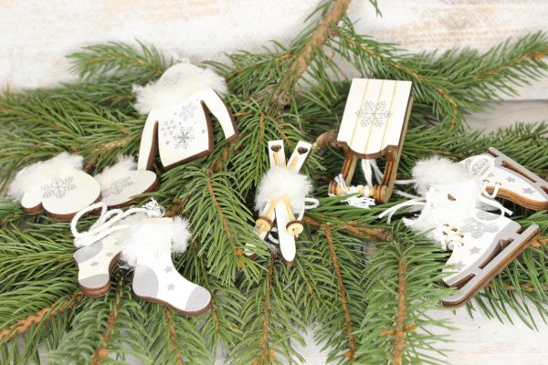 : Ozdoba bożonarodzeniowa drewniana zestaw SKI BOX kolor biały