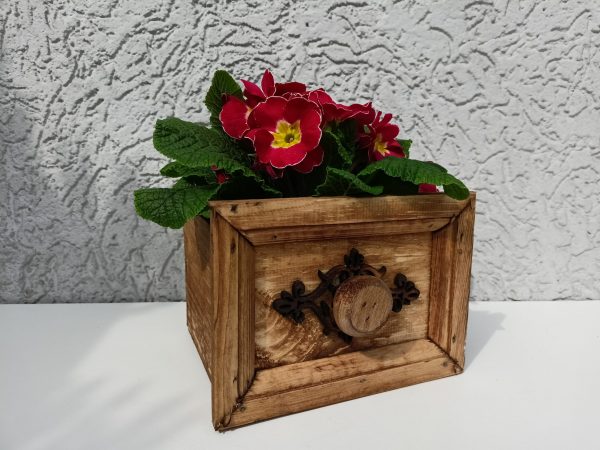 Drewniana osłonka, doniczka na kwiaty szuflada