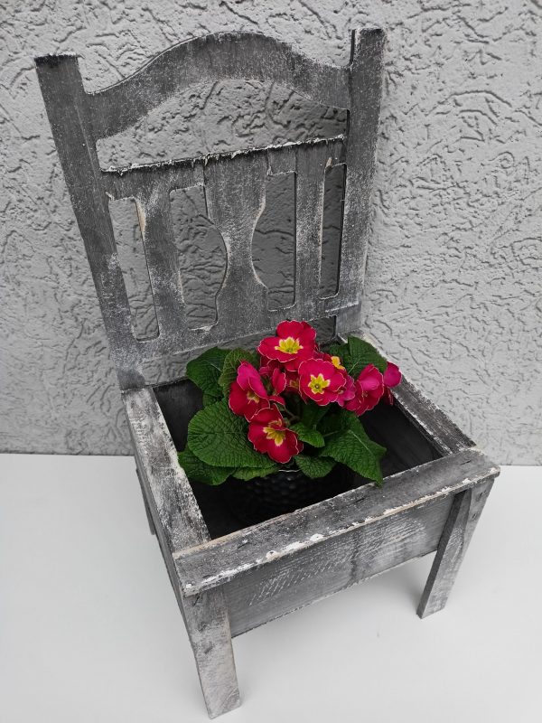 Drewniana osłonka, doniczka na kwiaty krzesełko
