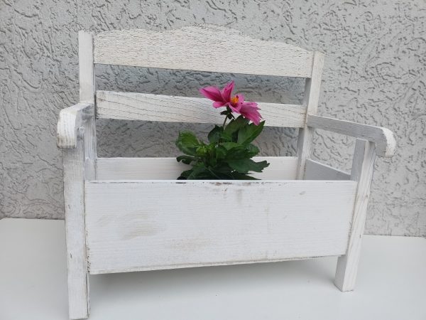 Drewniana osłonka, doniczka na kwiaty ławeczka