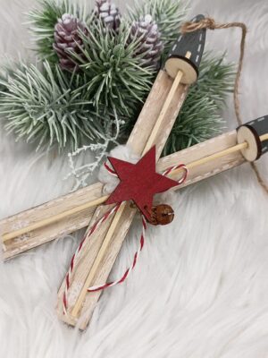 Drewniane narty -dekoracja bożonarodzeniowa